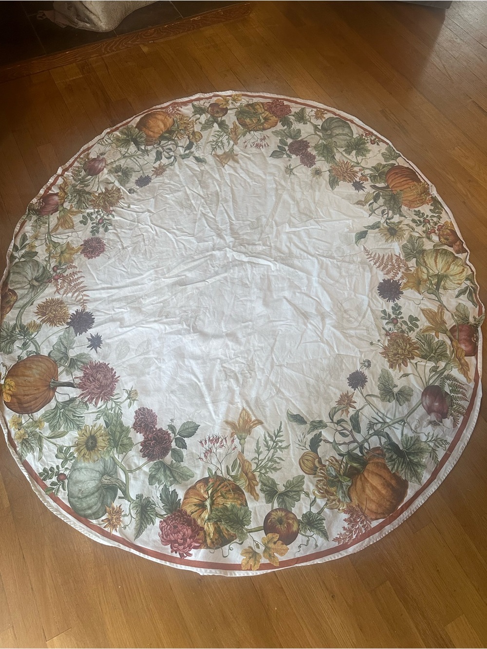 Williams Sonoma Round Autumn Tablecloth in White with Pumpkin Motif 70 inch